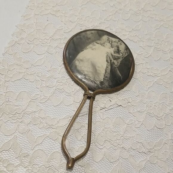 Vintage Art Nouveau hand mirror with antique baby photo - Picture 1 of 14